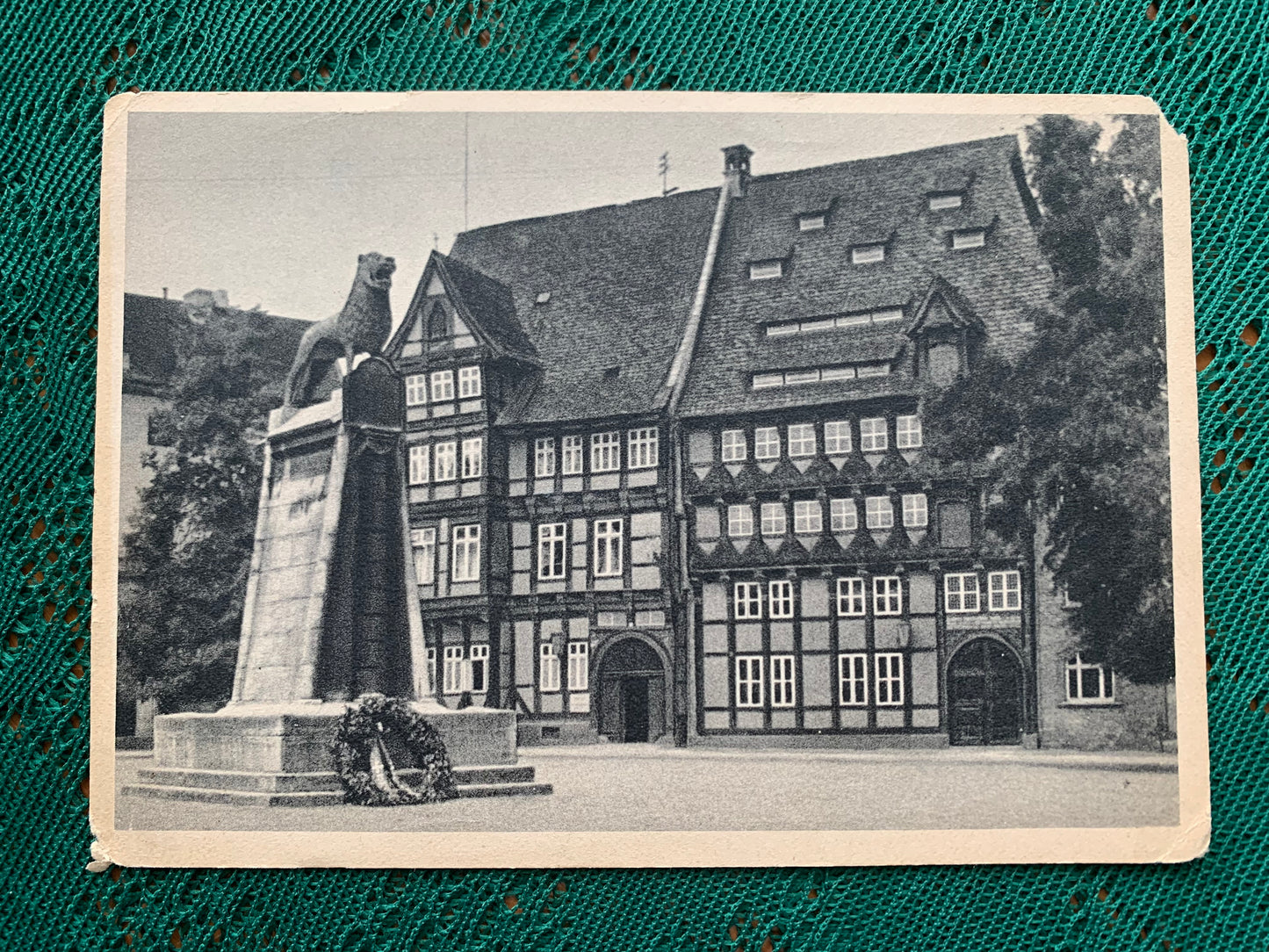 Old postcard - BRAUNSCHWEIG - Nr.224 - Der Löwe auf dem Burgplatz vor dem Gildehaus - Germany - early 1900's