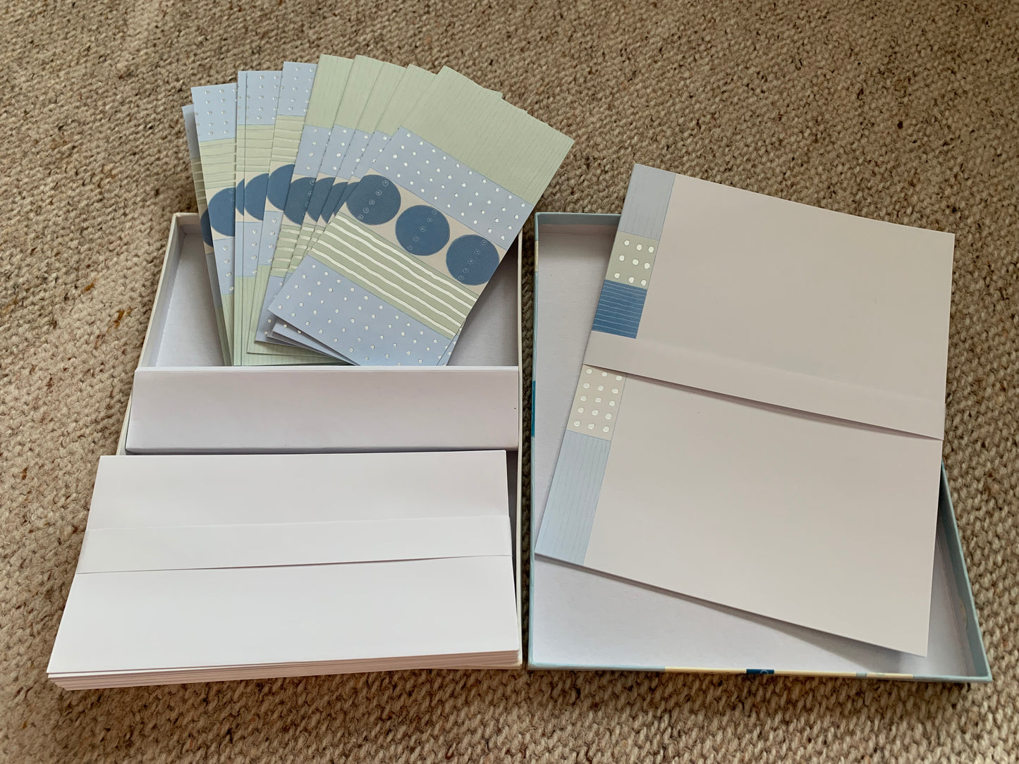 Vintage Stationery Set in Gift Box - Letter paper - Note cards - Envelopes - Unicef