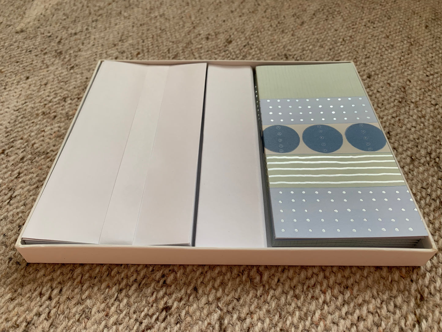Vintage Stationery Set in Gift Box - Letter paper - Note cards - Envelopes - Unicef