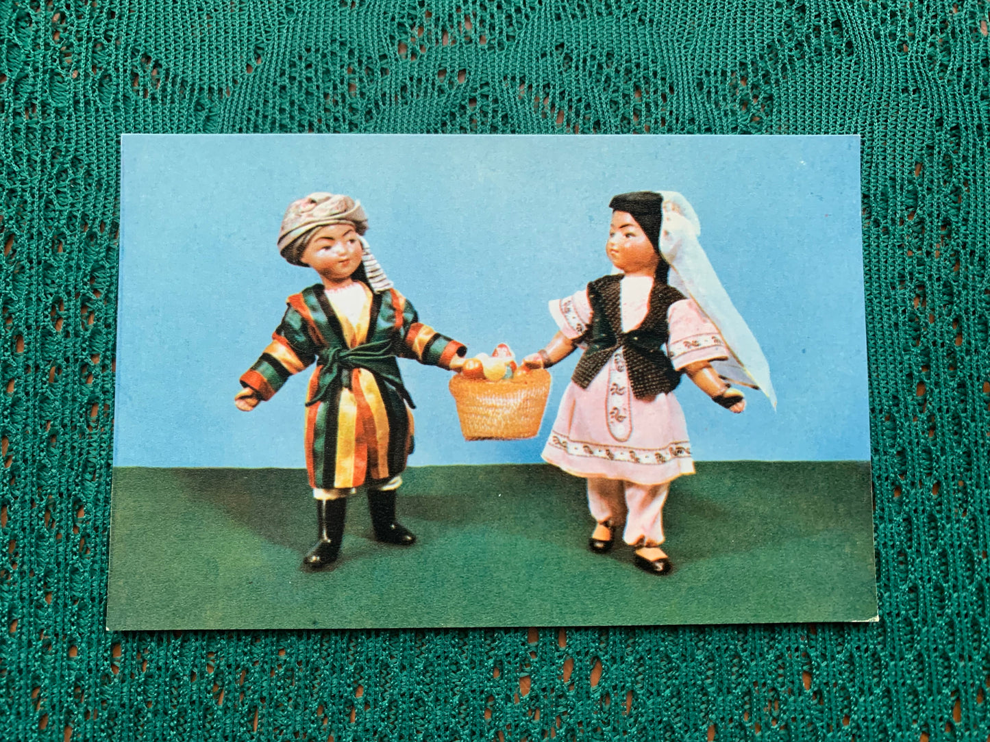 Soviet art postcard - NEW CROP (Dolls in Tajik national costumes) - Artists E.Borisova and E.Askinazi - 1967 - unused
