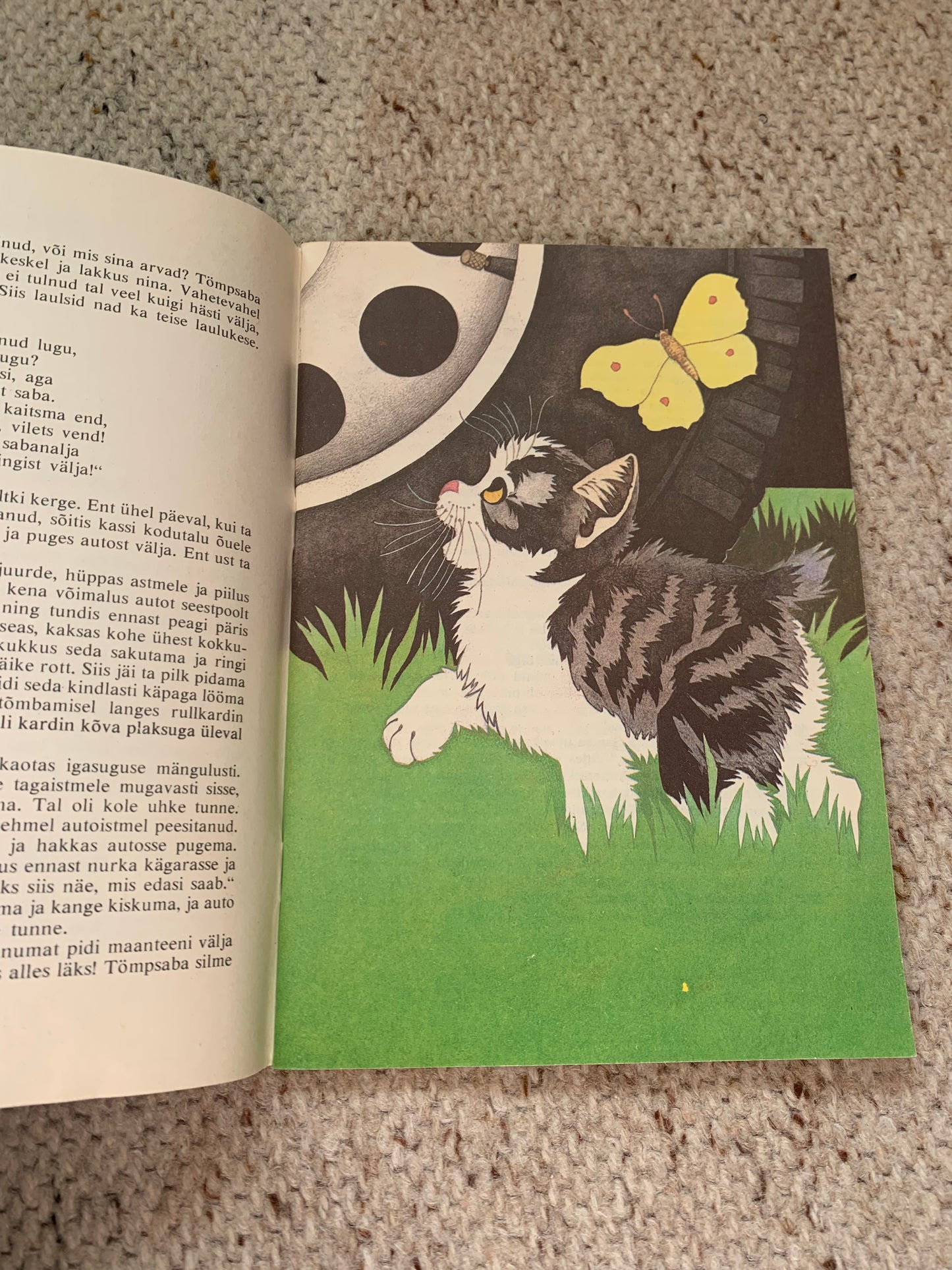Vintage Estonian Children's Book - PELLE TÖMPSABA SEIKLUSED (The Adventures of Pelle No-Tail) - Gorgeous illustrations - 1986