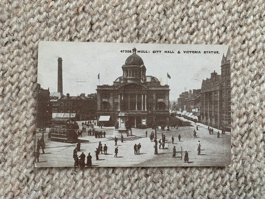 Old postcard - Antique postcard - HULL - CITY HALL and VICTORIA STATUE - UK - Carte Postale - Early 1900's - Unused