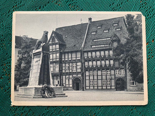Old postcard - BRAUNSCHWEIG - Nr.224 - Der Löwe auf dem Burgplatz vor dem Gildehaus - Germany - early 1900's