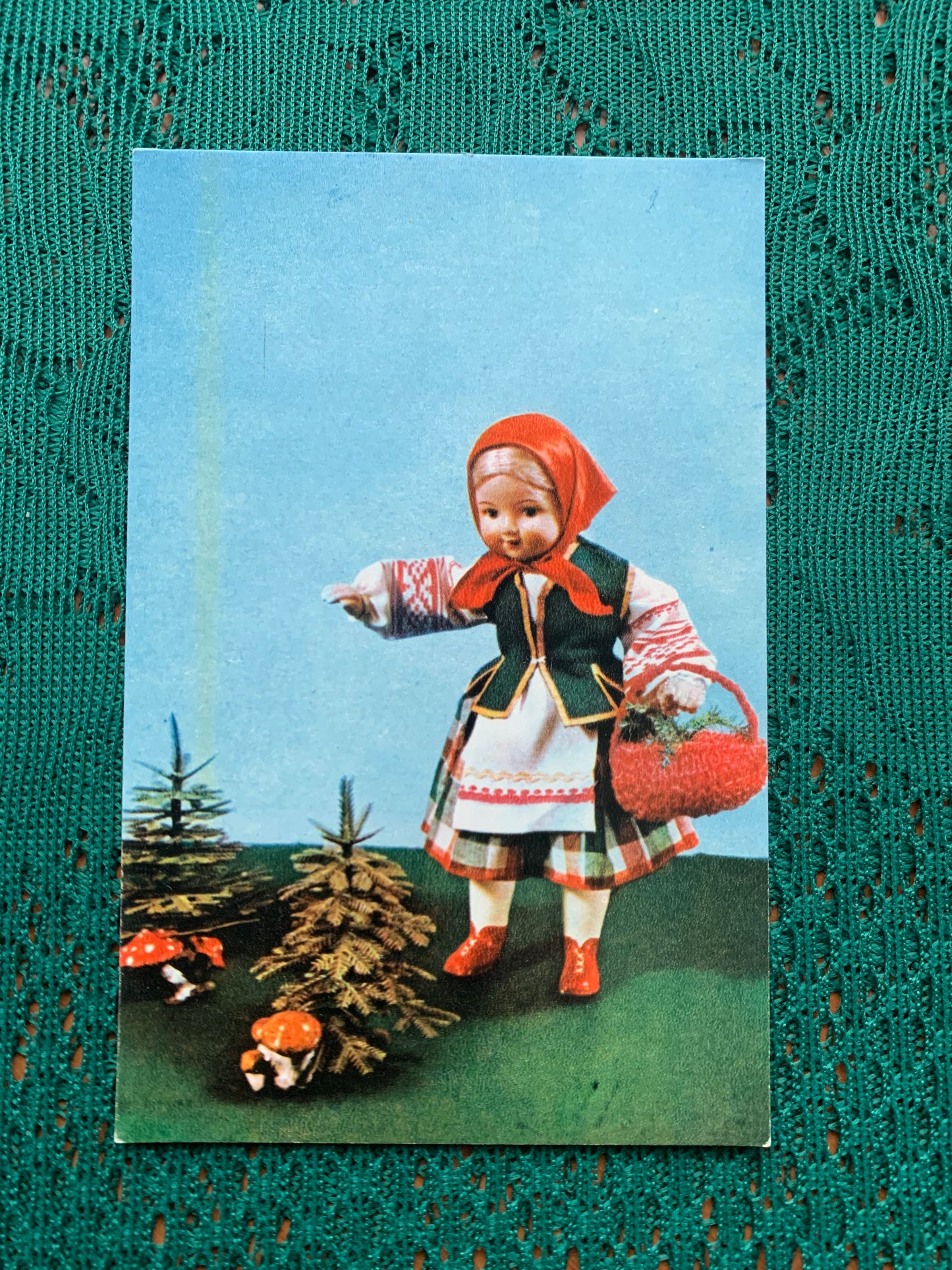 Soviet art postcard - MUSHROOM-PICKING PARTY (Dolls in Byelorussian national costumes) - Artists E.Borisova and E.Askinazi - 1967 - unused