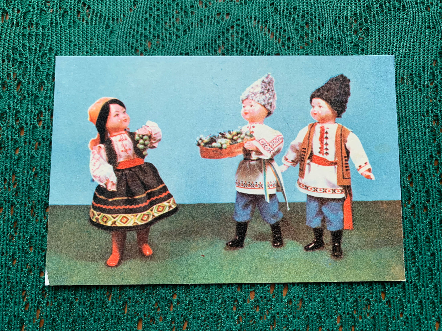 Soviet art postcard - GRAPES (Dolls in Moldavian national costumes) - Artists E.Borisova and E.Askinazi - 1967 - unused
