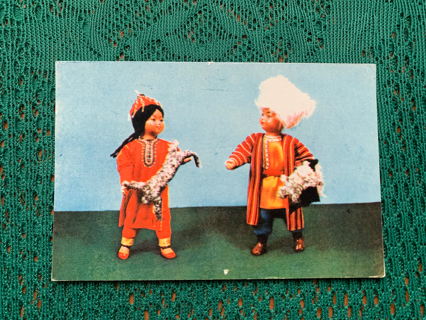 Soviet art postcard - GIFT (Dolls in Turkmen national costumes) - Artists E.Borisova and E.Askinazi - 1967 - unused