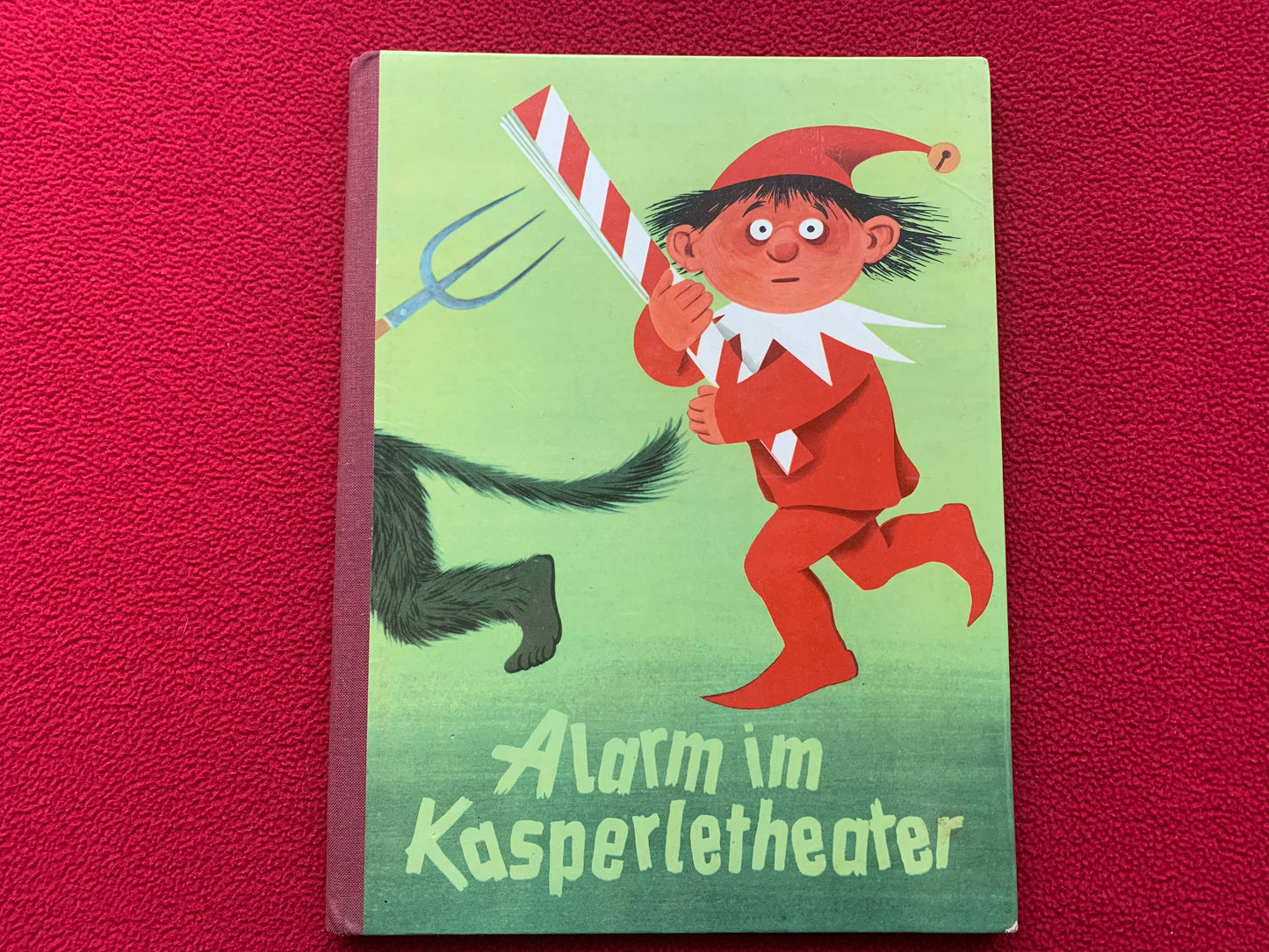German Children's Book from 1958 - Alarm in the puppet theatre - Printed in GDR (East Germany) - Lovely vintage illustrations