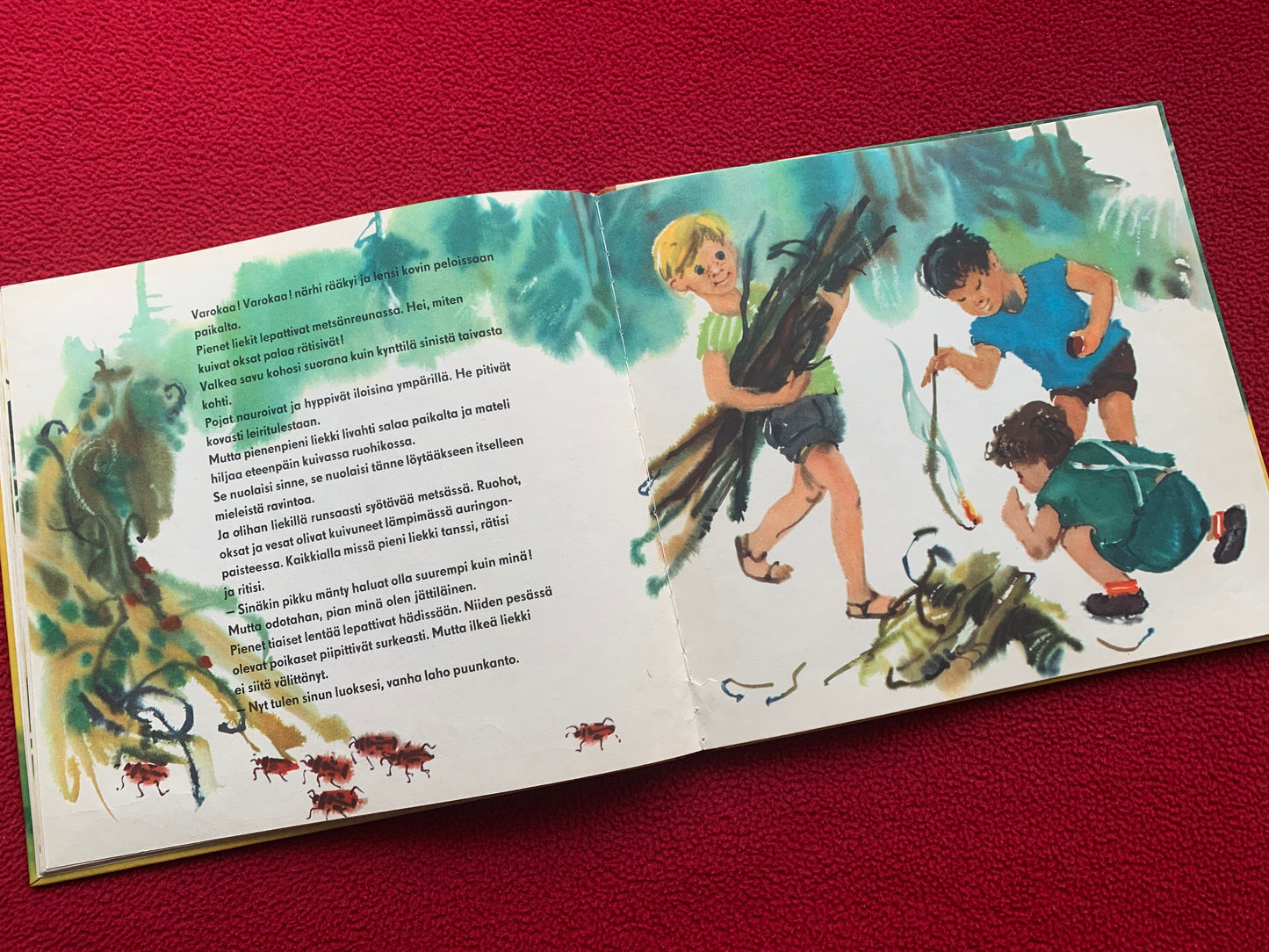 Finnish Children's Book from 1958 - Vasa, a small roe deer - Printed in GDR (East Germany) - Lovely vintage illustrations