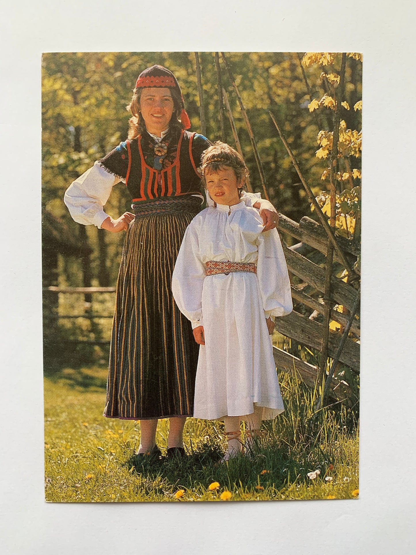 Estonian postcard - Estonian folk costume Saaremaa (Kihelkonna) - 1993 - unused