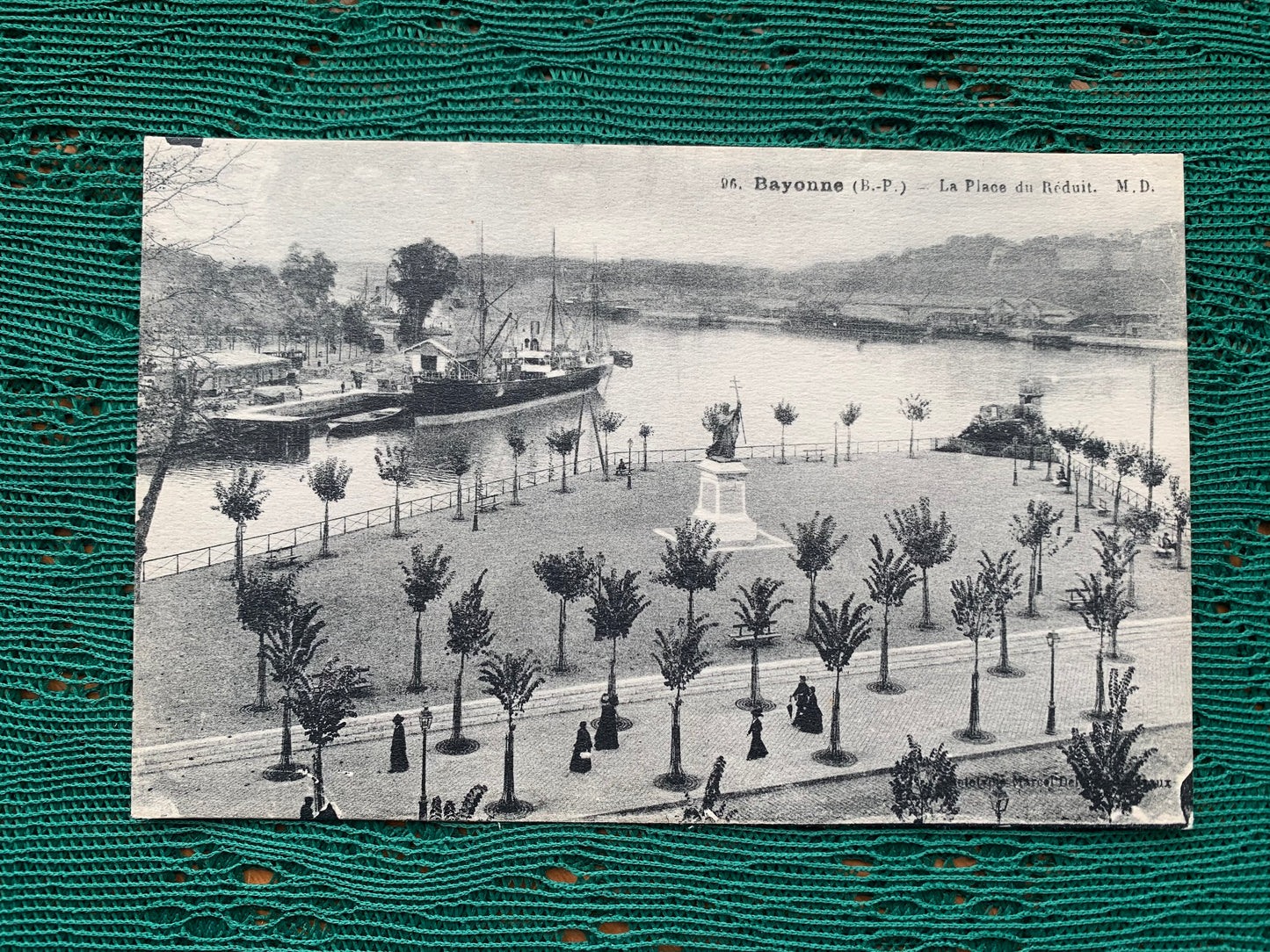 Old postcard - Antique postcard - Bayonne (B.-P.) - La Place du Réduit. M.D. - France - early 1900s - Unused